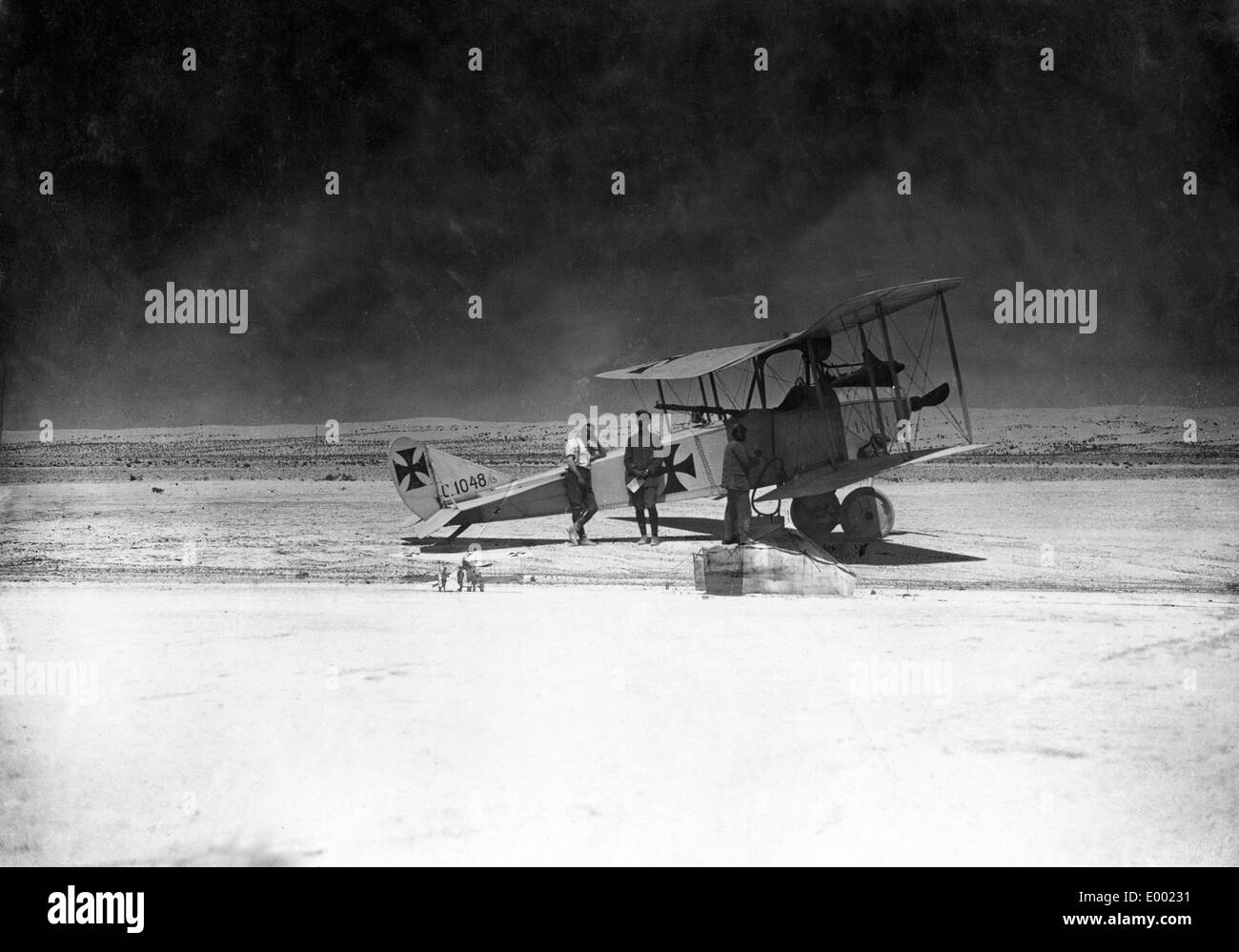 Il rifornimento di carburante di un aereo tedesco, 1917 Foto Stock