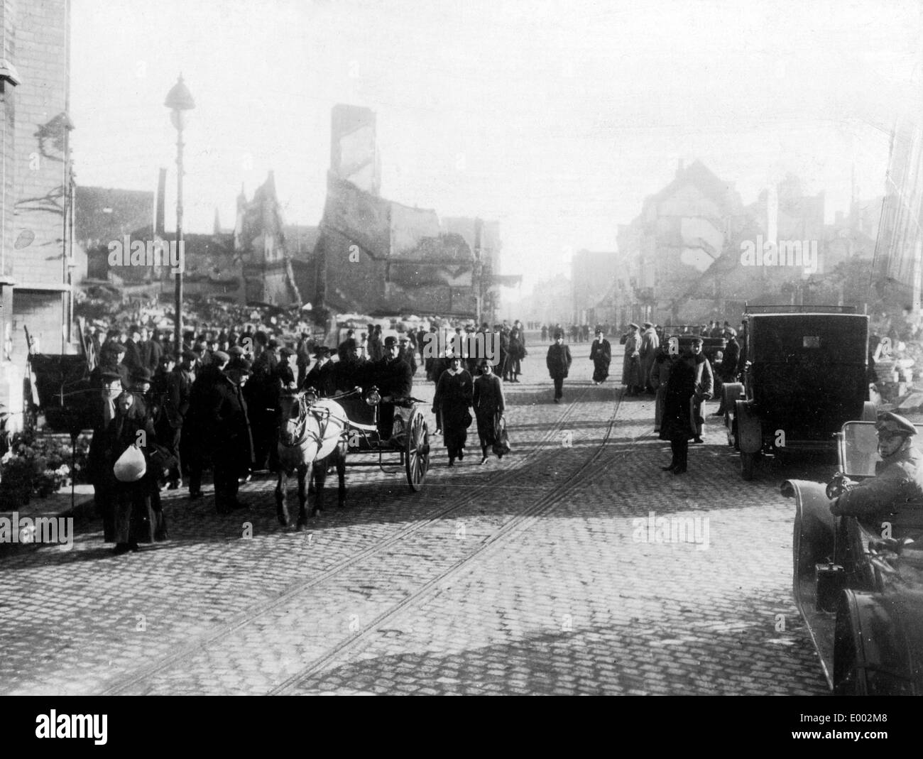 Vivace strada di Leuven sotto occupazione tedesca, 1915 Foto Stock