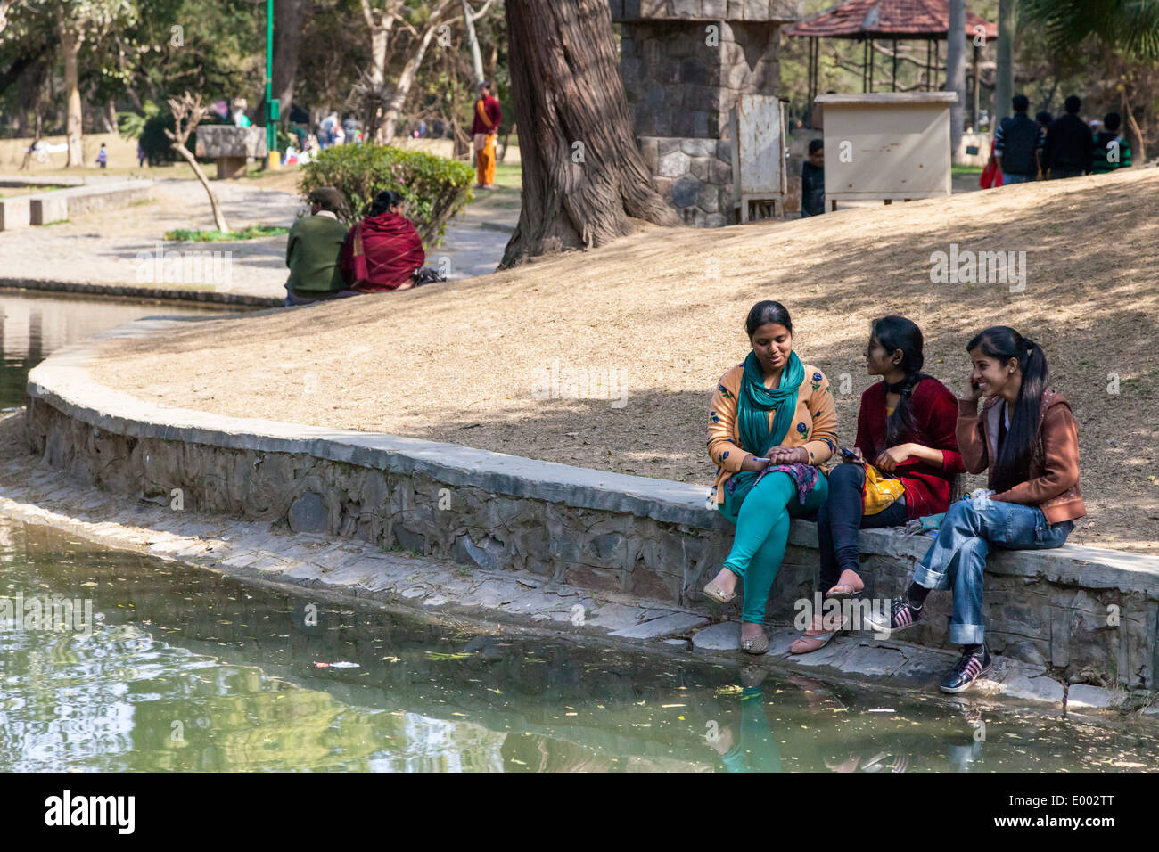 New Delhi, India. Lodi Gardens. Tre giovani donne indiane rilassante su un sabato pomeriggio. Foto Stock