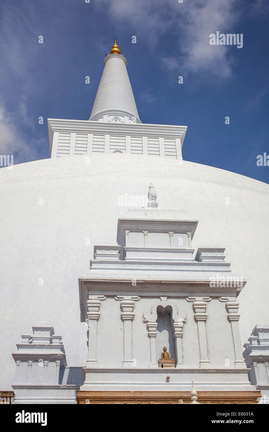 Ruwanwelisaya Chedi nella città sacra di Anuradhapura, Sri Lanka Foto Stock