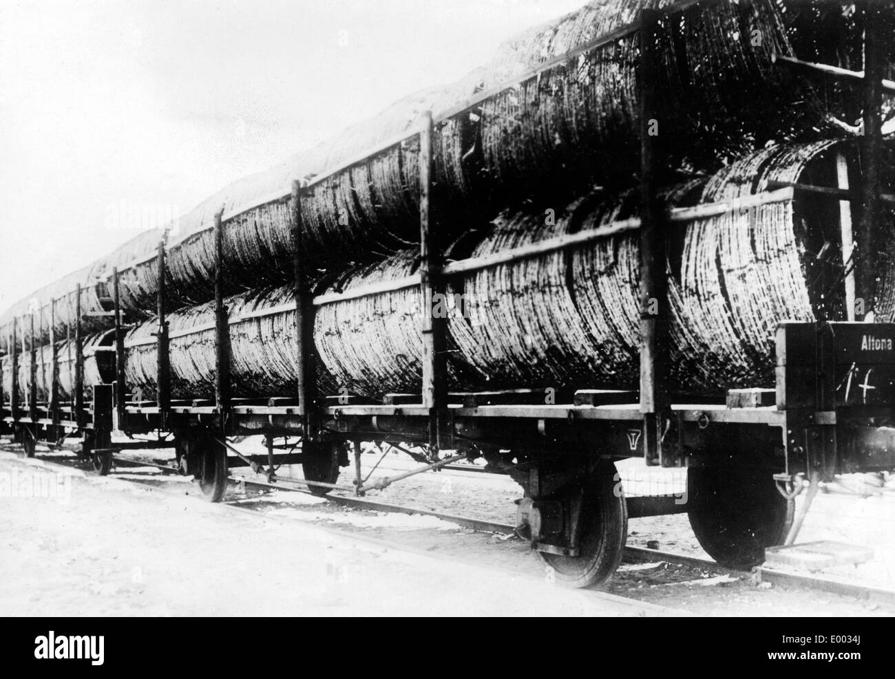 Treno merci con bobine di filo spinato per il fronte occidentale, 1915 Foto Stock