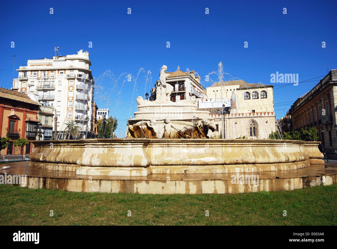 Fontana alla fine di Avenida de la Constitucion, Siviglia, Andalusia, Spagna, Europa occidentale. Foto Stock