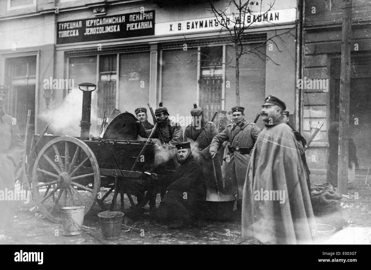 I soldati tedeschi in un campo cucina sul Fronte Orientale, 1915 Foto Stock