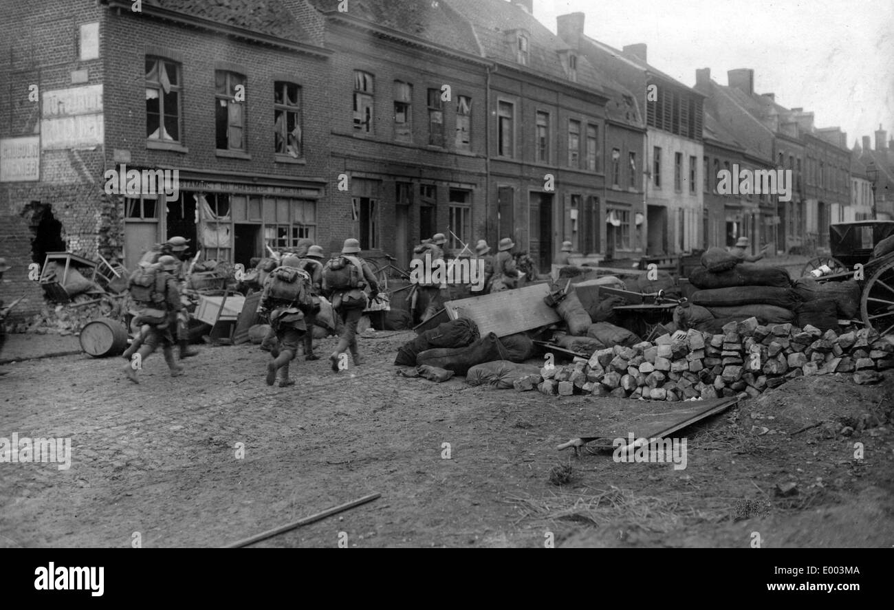 Truppe tedesche di attaccare un villaggio, 1918 Foto Stock