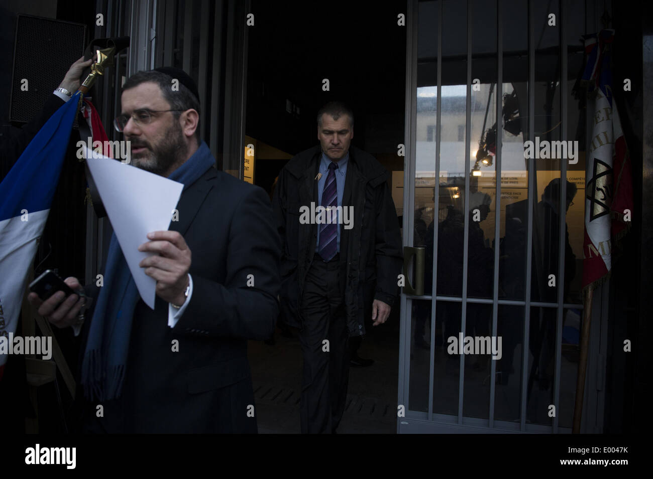 Parigi, Francia. 27 apr 2014. Francese veterani ebraico di frequentare il Yom HaShoah cerimonia di commemorazione al Memoriale della Shoah nel centro di Parigi, il 27 aprile 2014. Yom HaShoah è una giornata dedicata alla commemorazione delle vittime ebree dell olocausto della II Guerra Mondiale e segna il giorno ebrei in polacco ghetto di Varsavia si ribellò contro nazista di truppe tedesche. (Foto/Zacharie Scheurer) © Zacharie Scheurer/NurPhoto/ZUMAPRESS.com/Alamy Live News Foto Stock