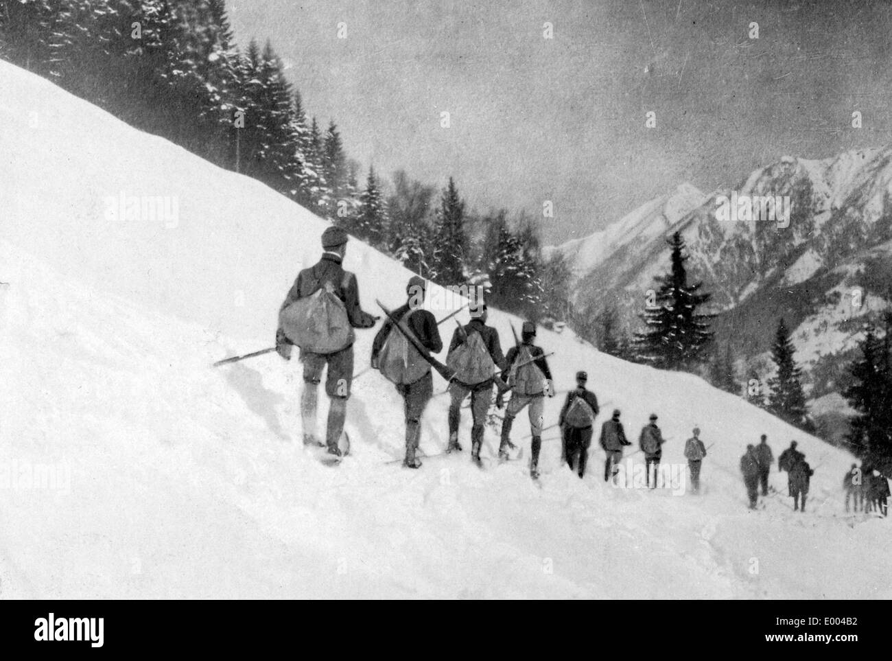 Escursioni con le racchette da neve in pattuglia le montagne dei Carpazi, 1915 Foto Stock