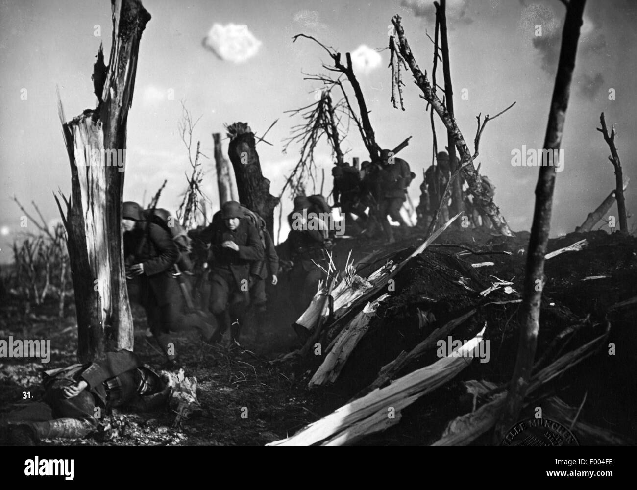 I soldati tedeschi passano attraverso un campo di battaglia sul fronte occidentale, 1916 Foto Stock