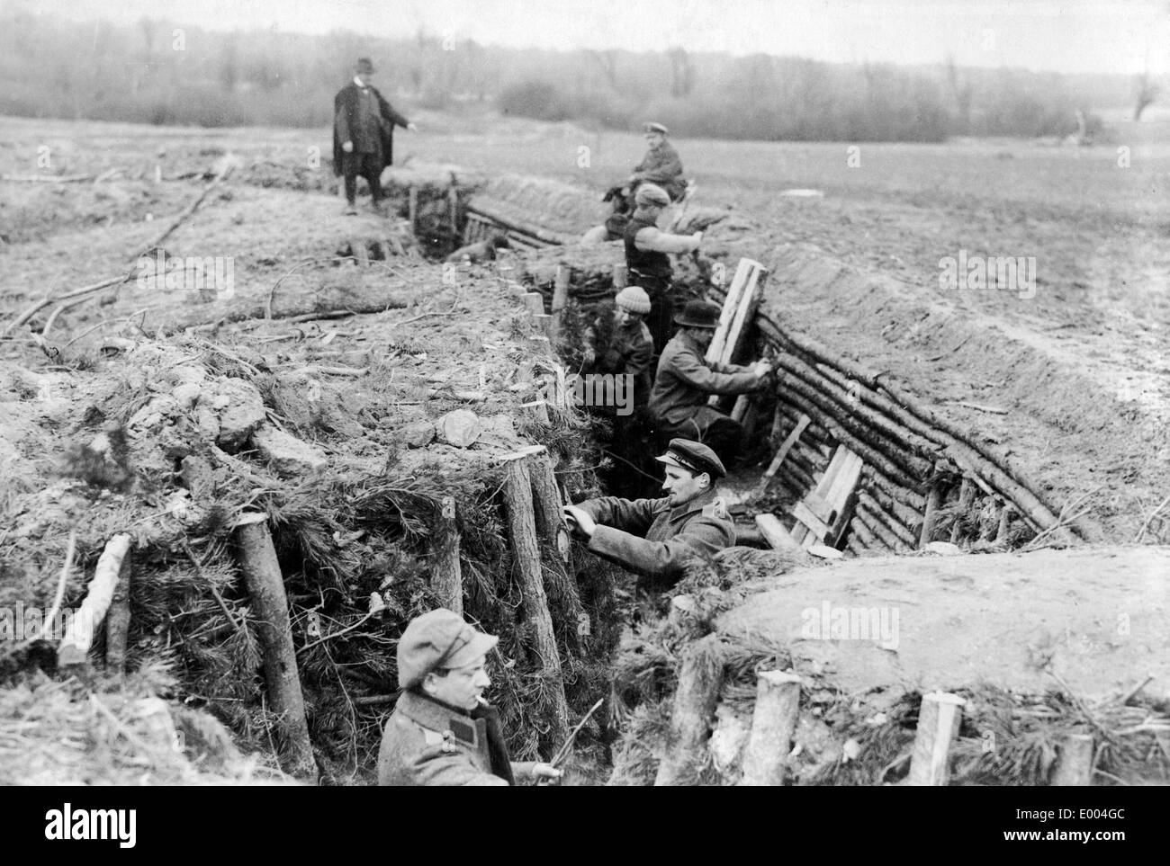 Landsturm soldati all'interno di una trincea in russo in Polonia, 1915 Foto Stock Landsturm soldati all'interno di una trincea in russo in Polonia, 1915 Foto Stock