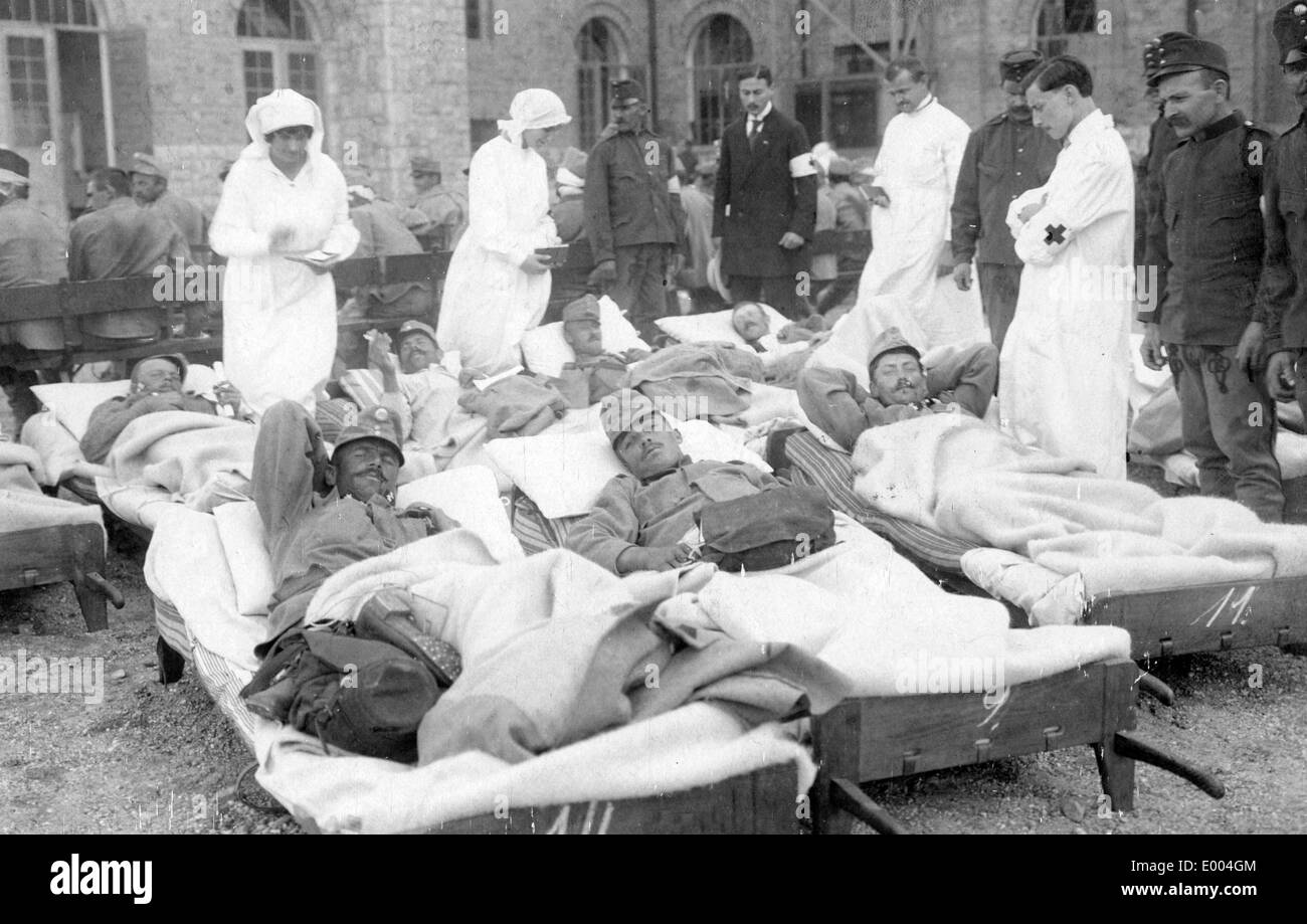 Alimentazione infermieri soldati feriti con sigarette, 1914 Foto Stock