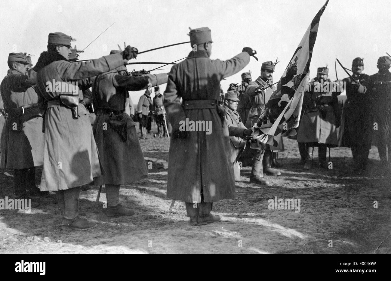 Ufficiali austro-ungarici prestare giuramento sulla bandiera, 1915 Foto Stock