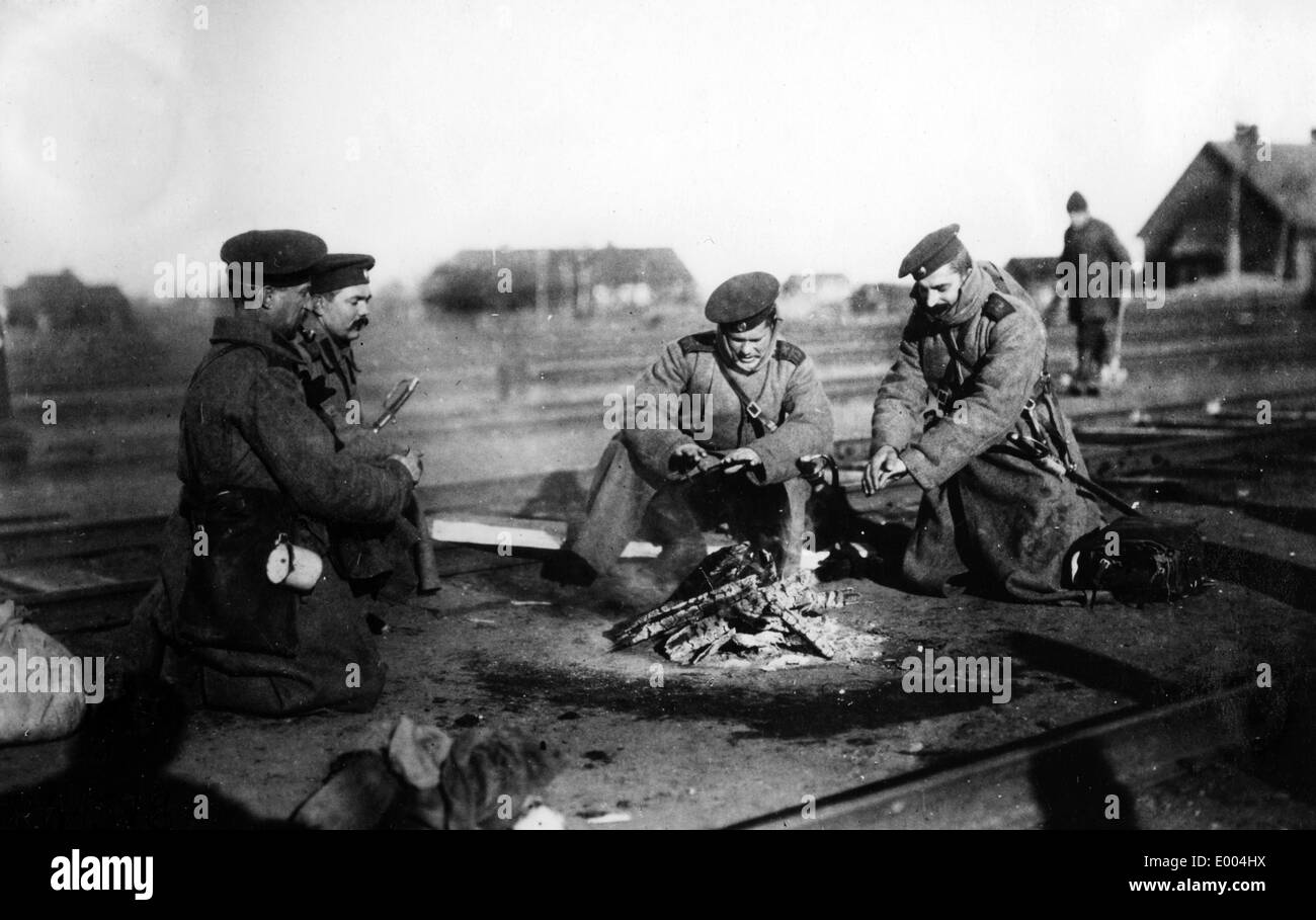 Soldati russi attorno a un fuoco di campo Foto Stock