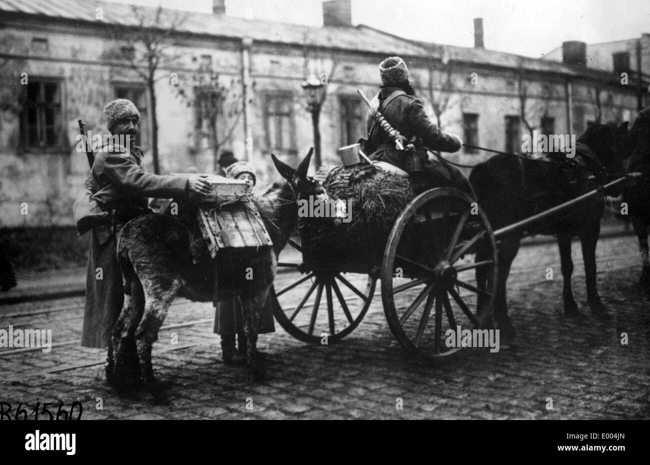 Soldati russi con munizioni Foto Stock