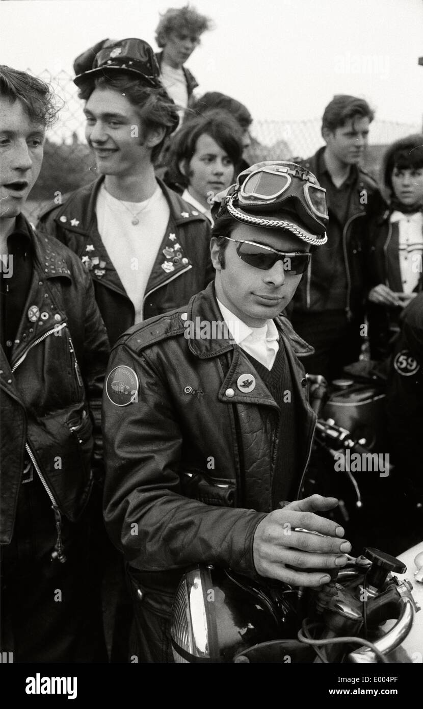I membri del Moto Club "scorpioni' nella periferia di Londra, 1964 Foto Stock