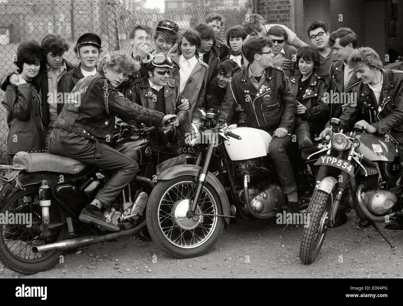Moto Club scorpioni nella periferia di Londra, 1964 Foto Stock