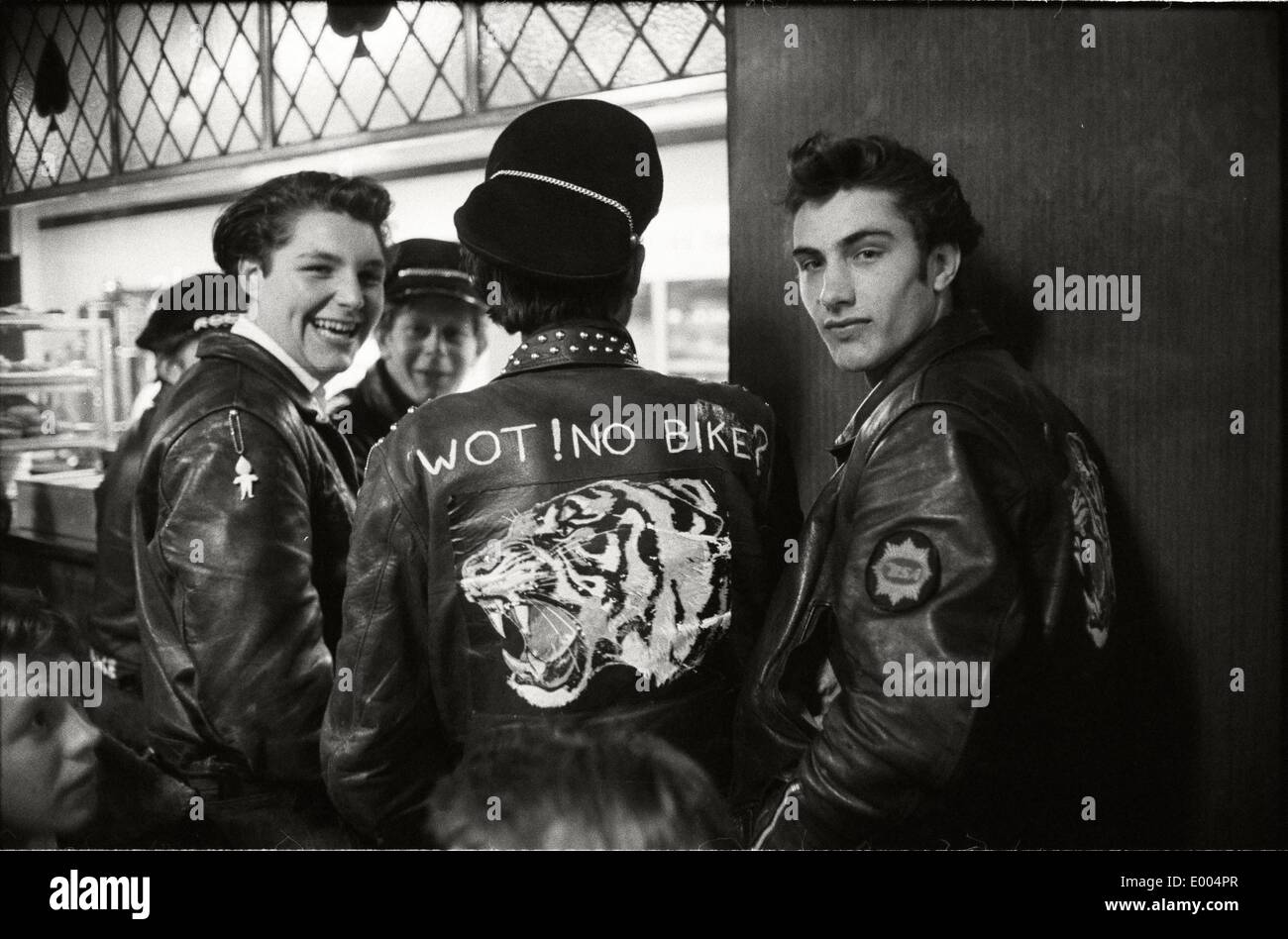 Biker in Ace Cafe presso la North Circular Road a Londra, 1964 Foto Stock