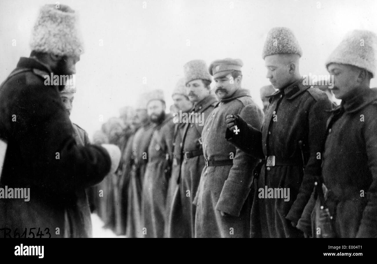 Conferimento del St George Cross su soldati russi Foto Stock