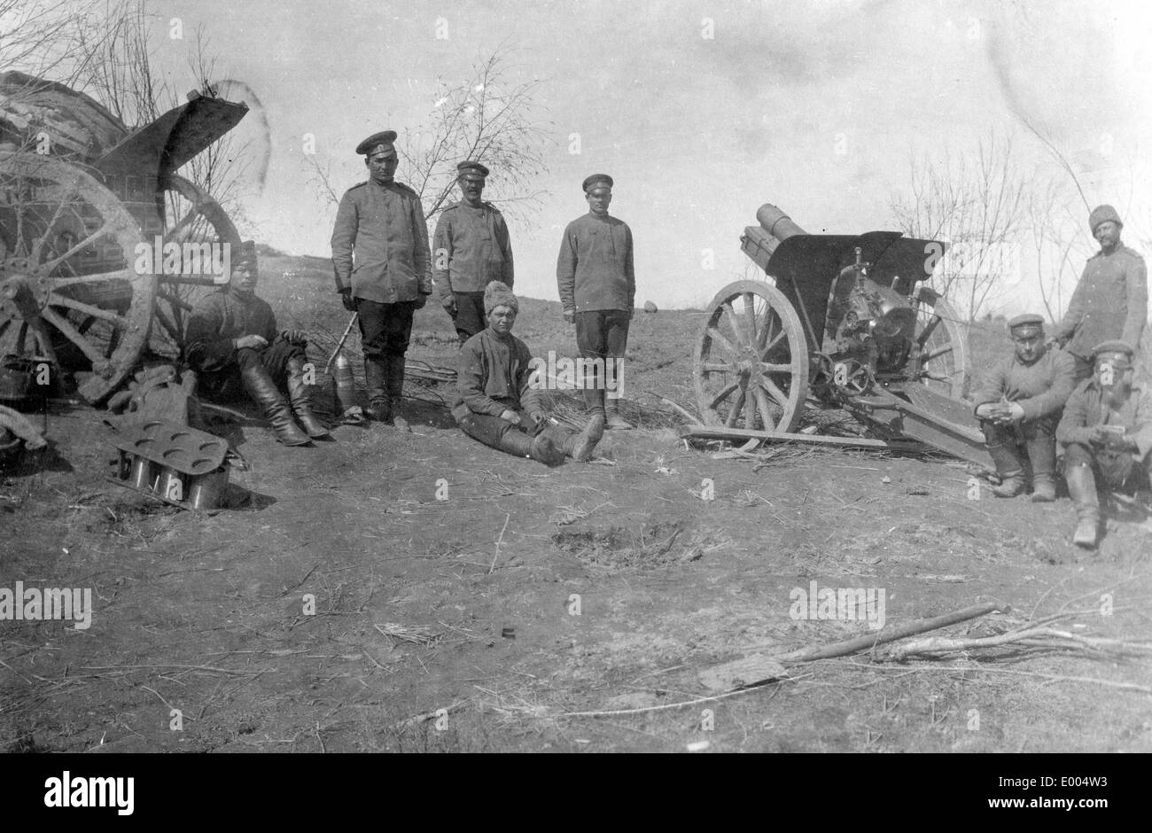 Artiglieri russo con un pezzo di artiglieria, 1916 Foto Stock
