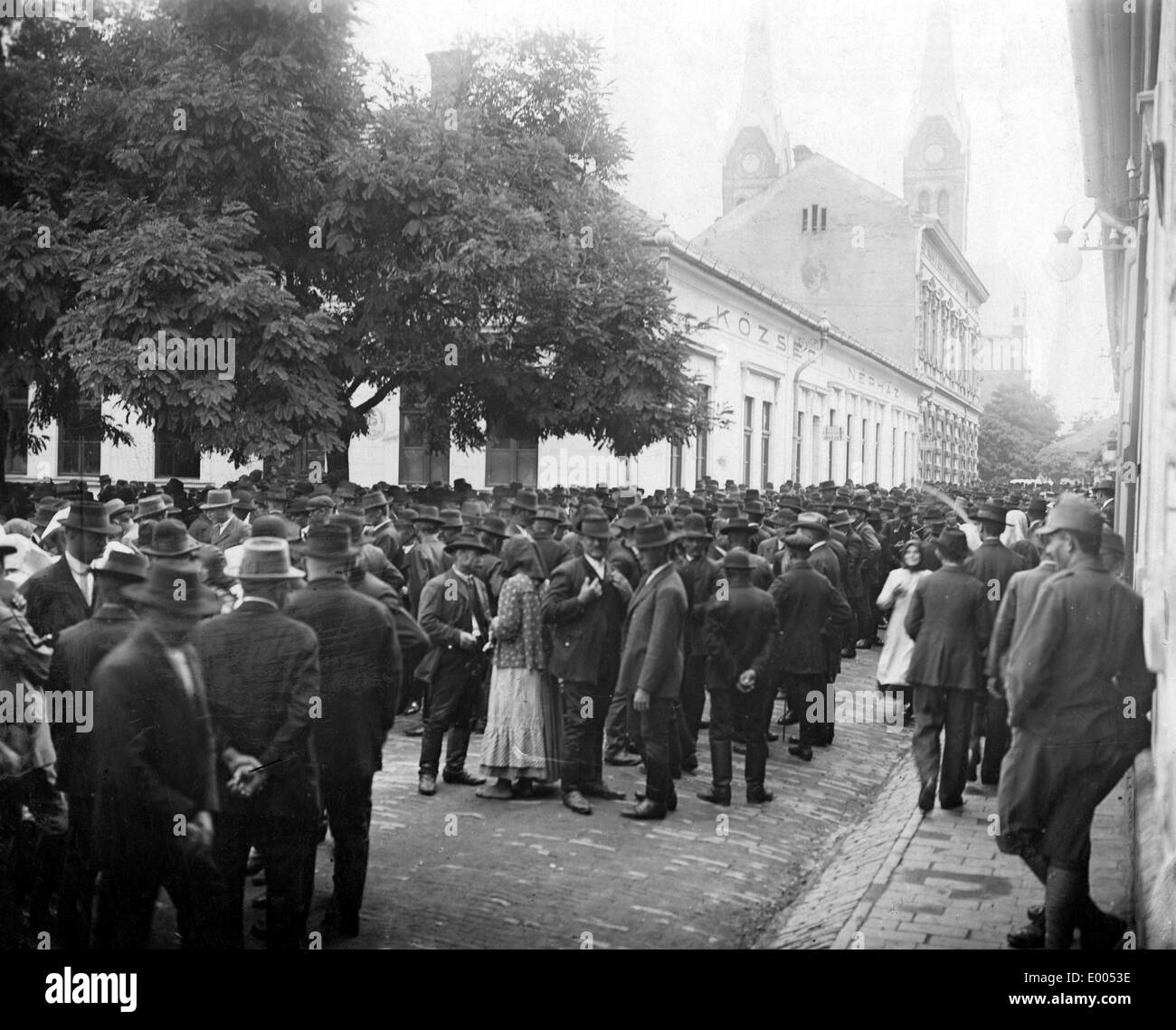 Domenica mattina in una città Hungarin, 1918 Foto Stock