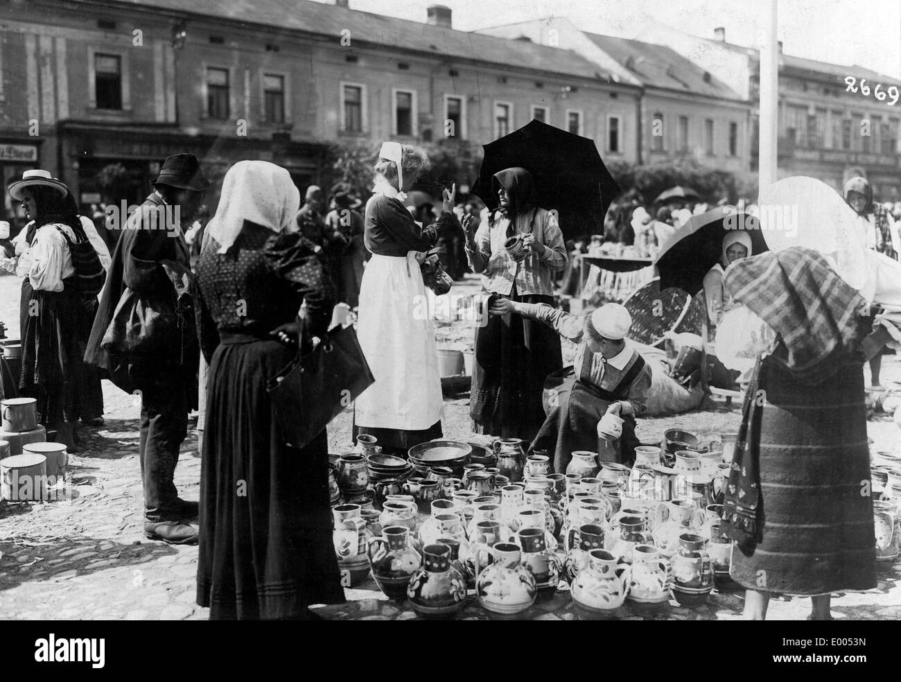 Infermieri tedesco su un mercato di ceramiche, 1917 Foto Stock