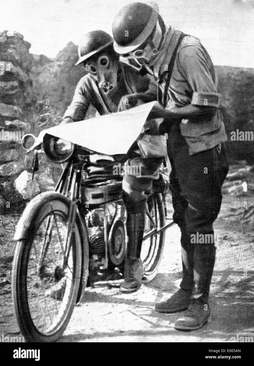 Soldati inglesi a prepararsi per una pattuglia di guida lungo il Salonicco anteriore, 1916 Foto Stock
