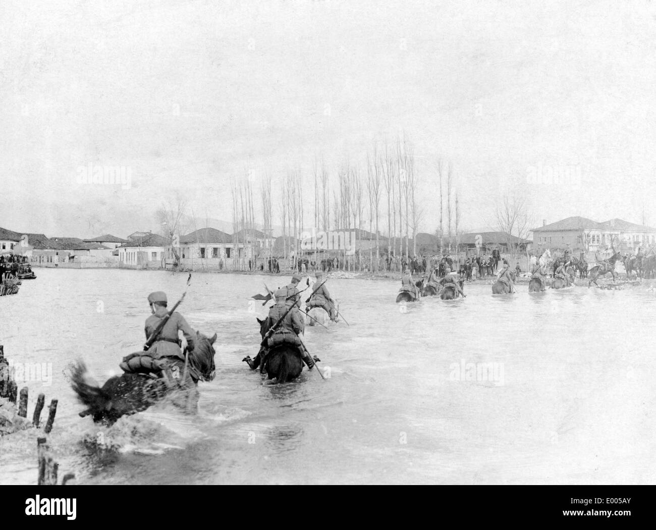 Il tedesco ussari che attraversa un fiume, 1917 Foto Stock