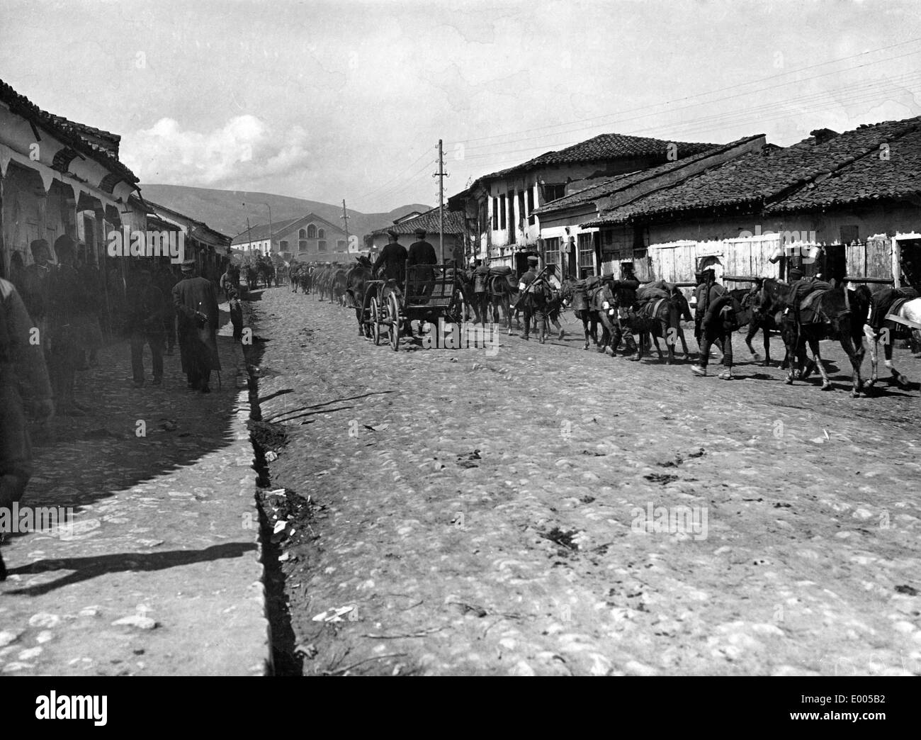 Treno di truppa sulla strada per la parte anteriore dei Balcani, 1916 Foto Stock