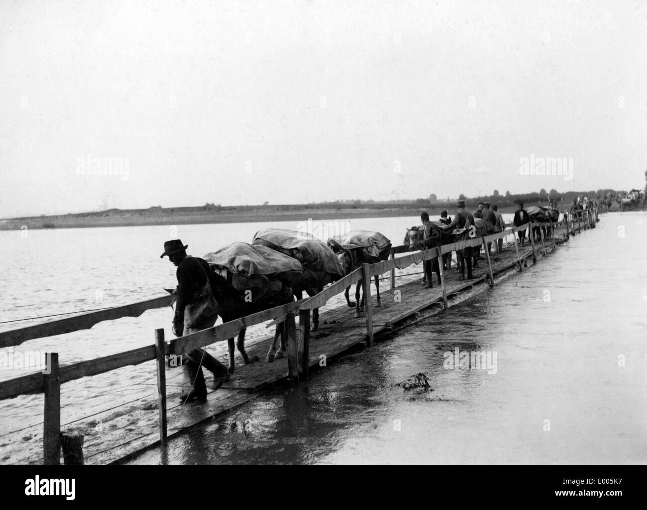 Un convoglio su un ponte mobile in Serbia, 1915 Foto Stock