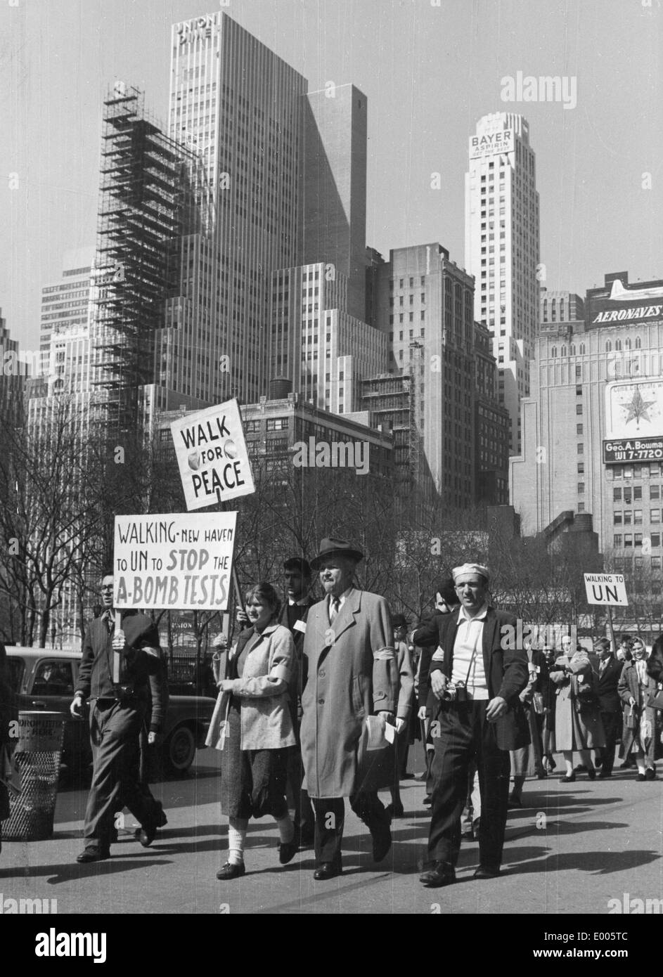 Manifestazioni di protesta contro le armi nucleari in New York, 1958 Foto Stock