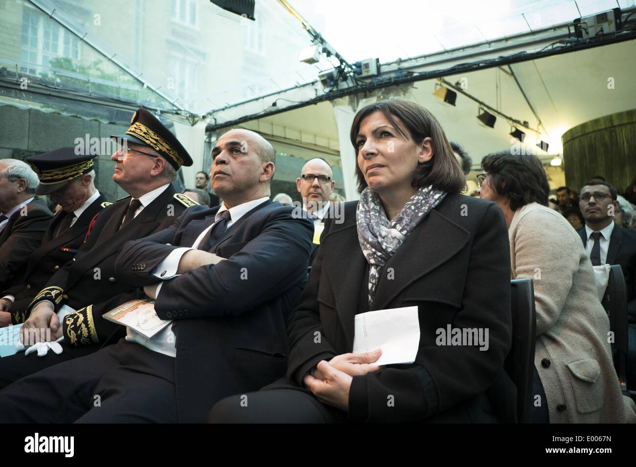 Parigi, Francia. 28 apr 2014. Veterani francese il ministro Junior Kader Arif (3rdL), e il Sindaco di Parigi Anne Hidalgo frequentare il Yom HaShoah cerimonia di commemorazione al Memoriale della Shoah nel centro di Parigi, il 27 aprile 2014. Yom HaShoah è una giornata dedicata alla commemorazione delle vittime ebree dell olocausto della II Guerra Mondiale e segna il giorno ebrei in polacco ghetto di Varsavia si ribellò contro nazista di truppe tedesche. (Foto/Zacharie Scheurer) © Zacharie Scheurer/NurPhoto/ZUMAPRESS.com/Alamy Live News Foto Stock