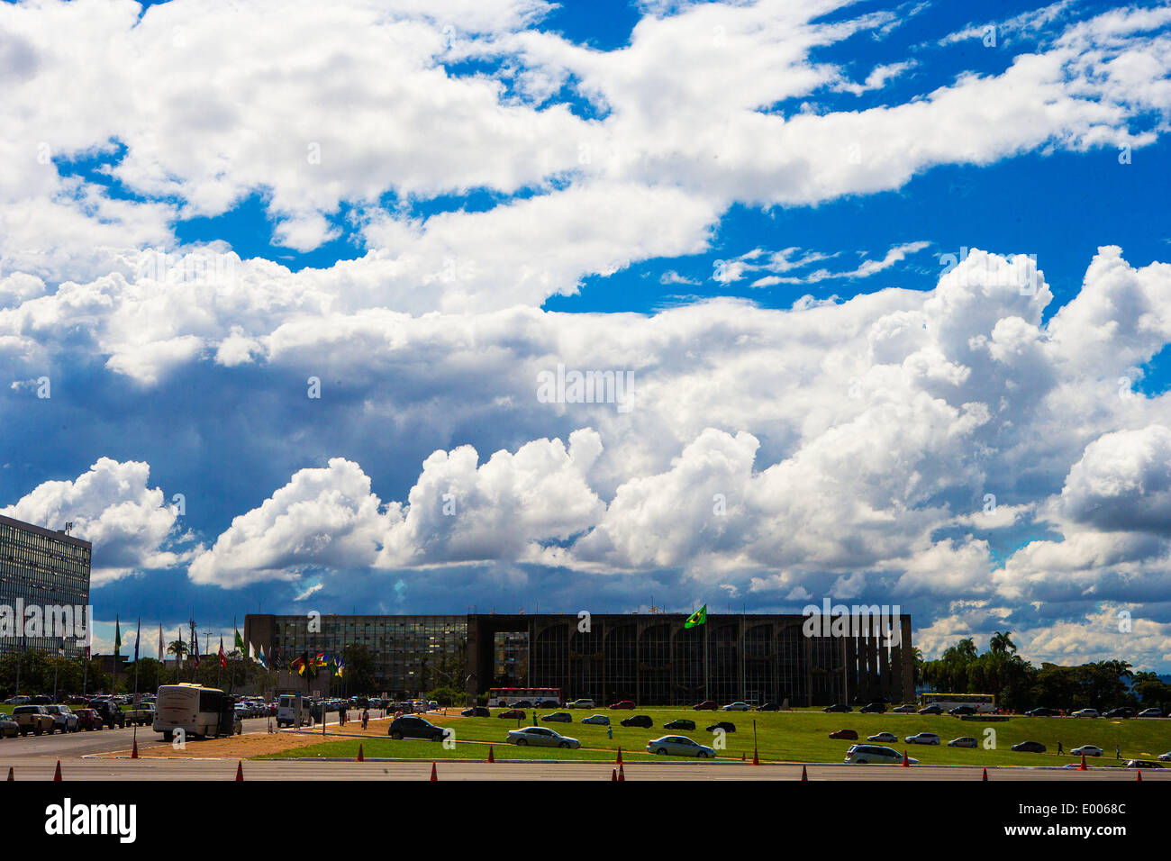 Brasilia. Xxv Aprile, 2014. Foto realizzata il 25 aprile 2014 illustra il cloud in Brasilia, capitale del Brasile. Seduto sul Goias altopiano, la città gode di un sempre mutevole paesaggio di cloud. © Xu Zijian/Xinhua/Alamy Live News Foto Stock