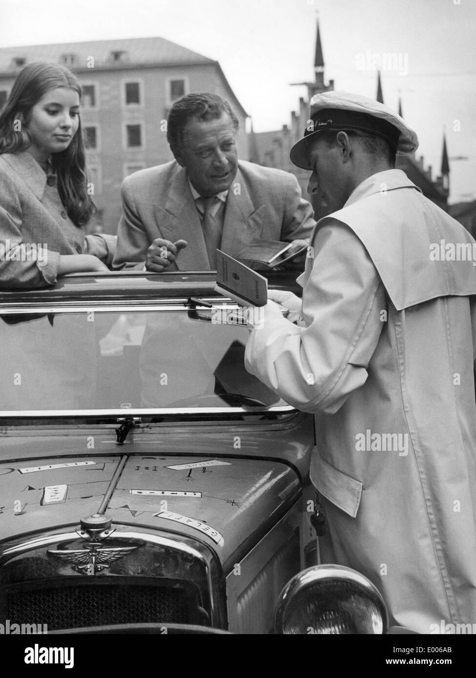 Hans Soehnker sulla Marienplatz a Monaco di Baviera, 1955 Foto Stock