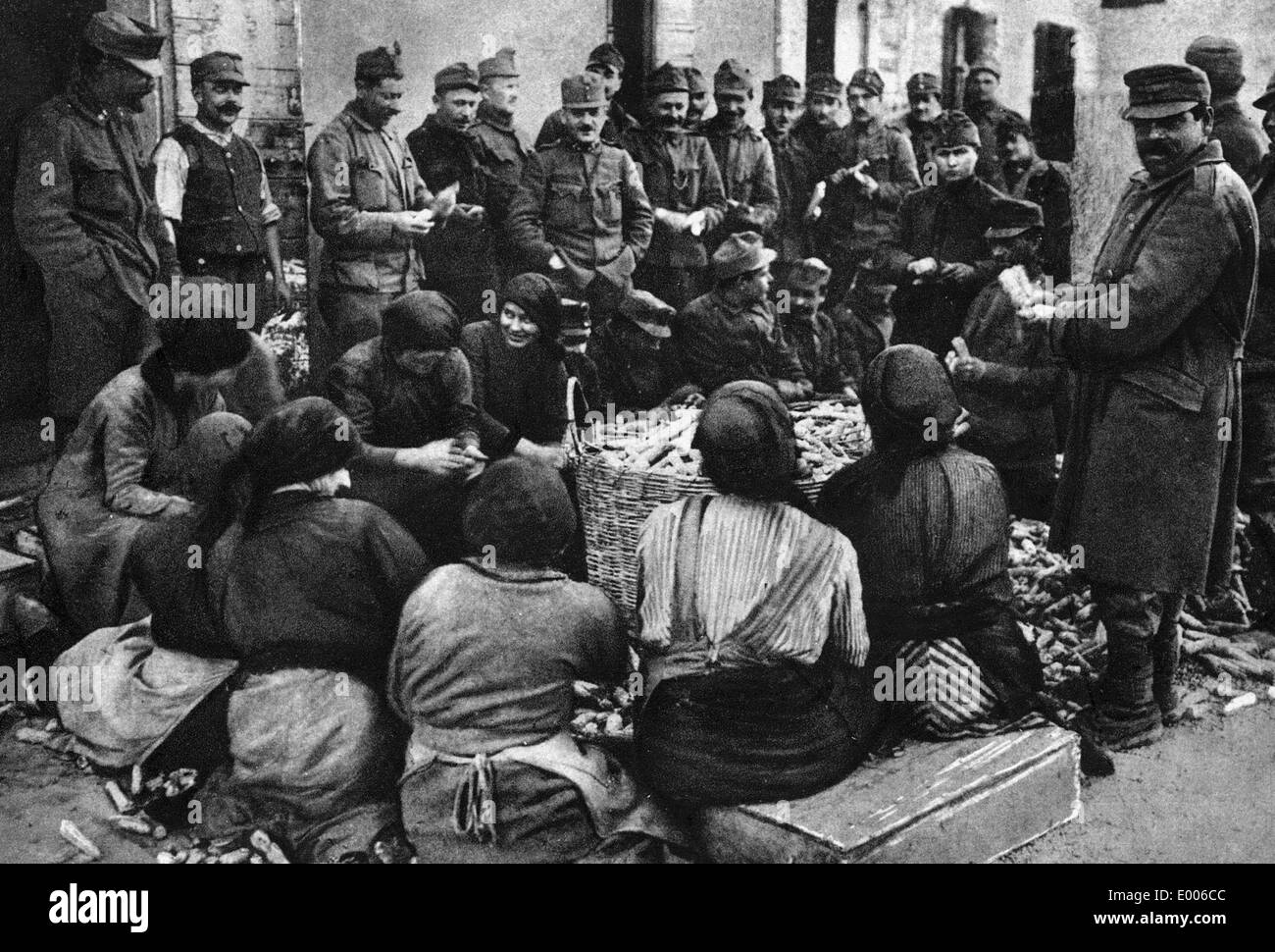 Soldati aiutando la gente del posto in Veneto, 1918 Foto Stock
