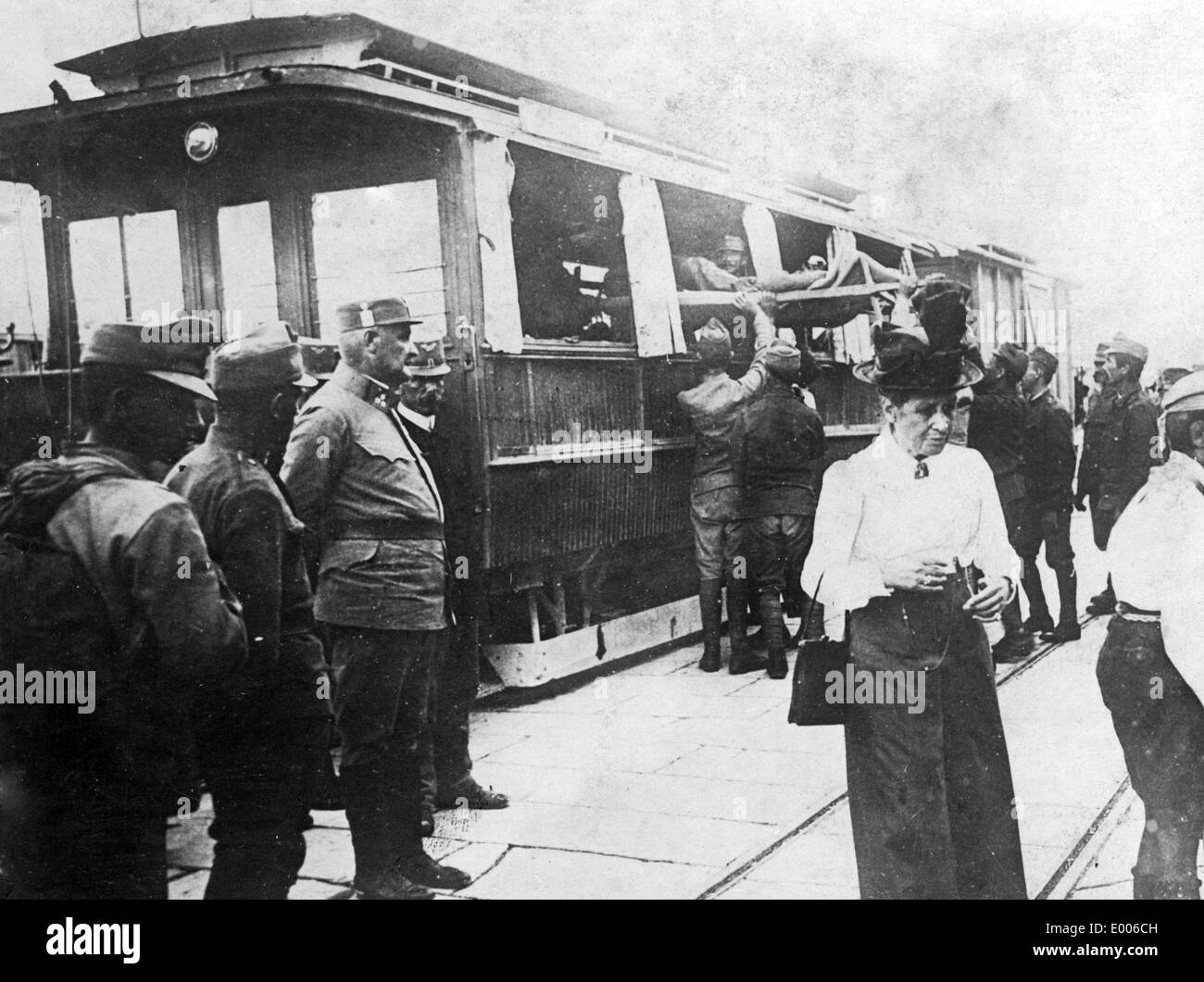 Trasporto di feriti in Trieste, 1917 Foto Stock