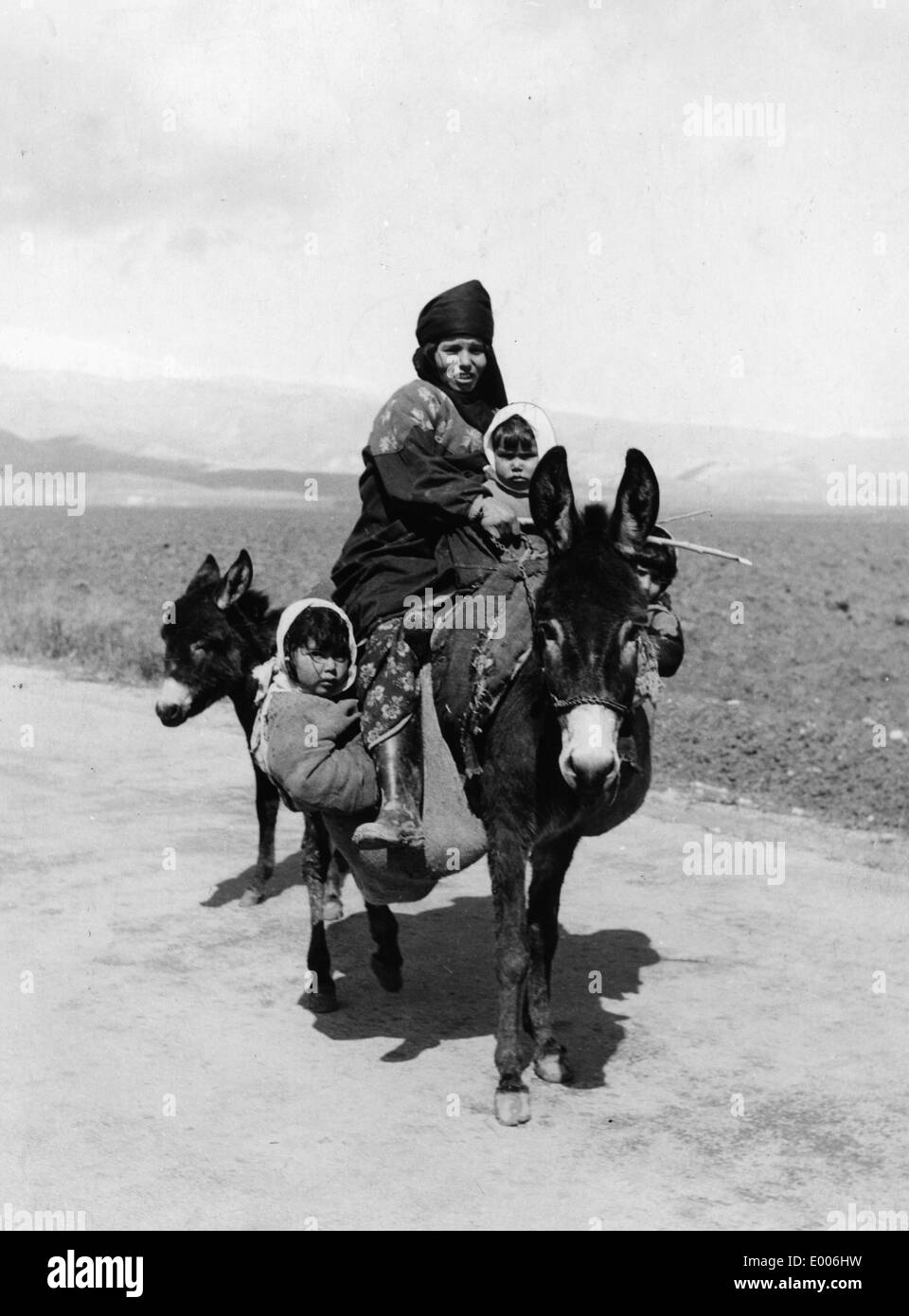 Un egiziano Gypsy con tre figli e due asini Foto Stock