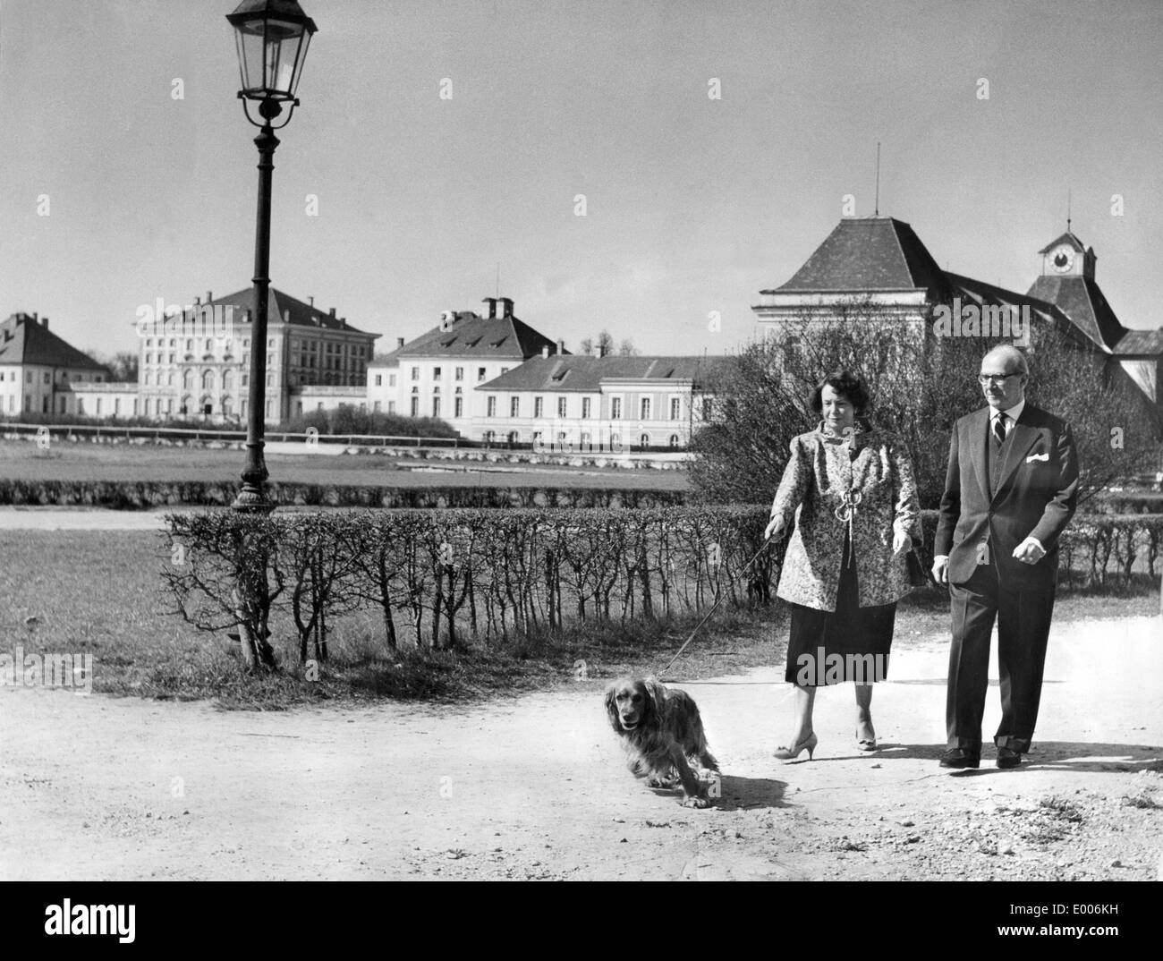 La principessa Augusta di Baviera e il Principe Adalberto di Baviera durante una passeggiata, 1960 Foto Stock