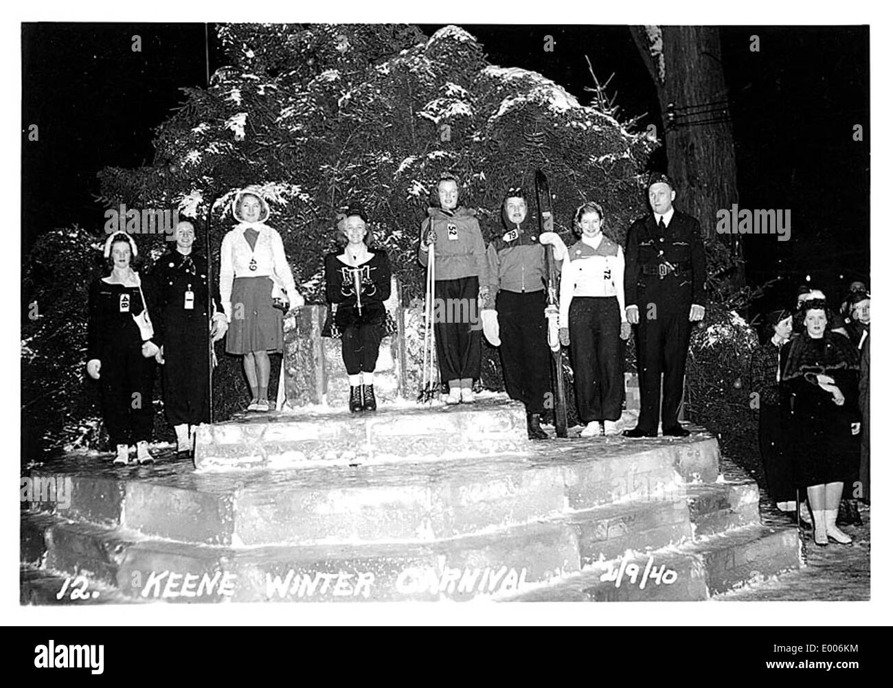 Questa fotografia storica cattura il Keene Winter Carnival a Keene, New Hampshire, nel 1940. L'evento mostra la celebrazione dell'inverno della comunità con varie attività all'aperto, una parte fondamentale della cultura locale durante quell'epoca. Foto Stock