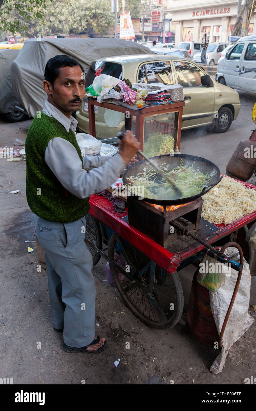 New Delhi, India. Cucina di strada fornitore. Foto Stock