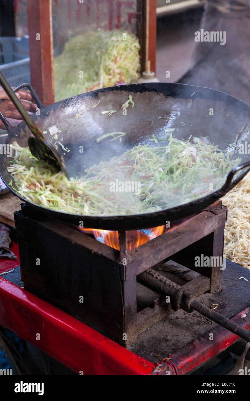 New Delhi, India. Cibo di strada di cottura del fornitore cavolo grattugiati. Foto Stock