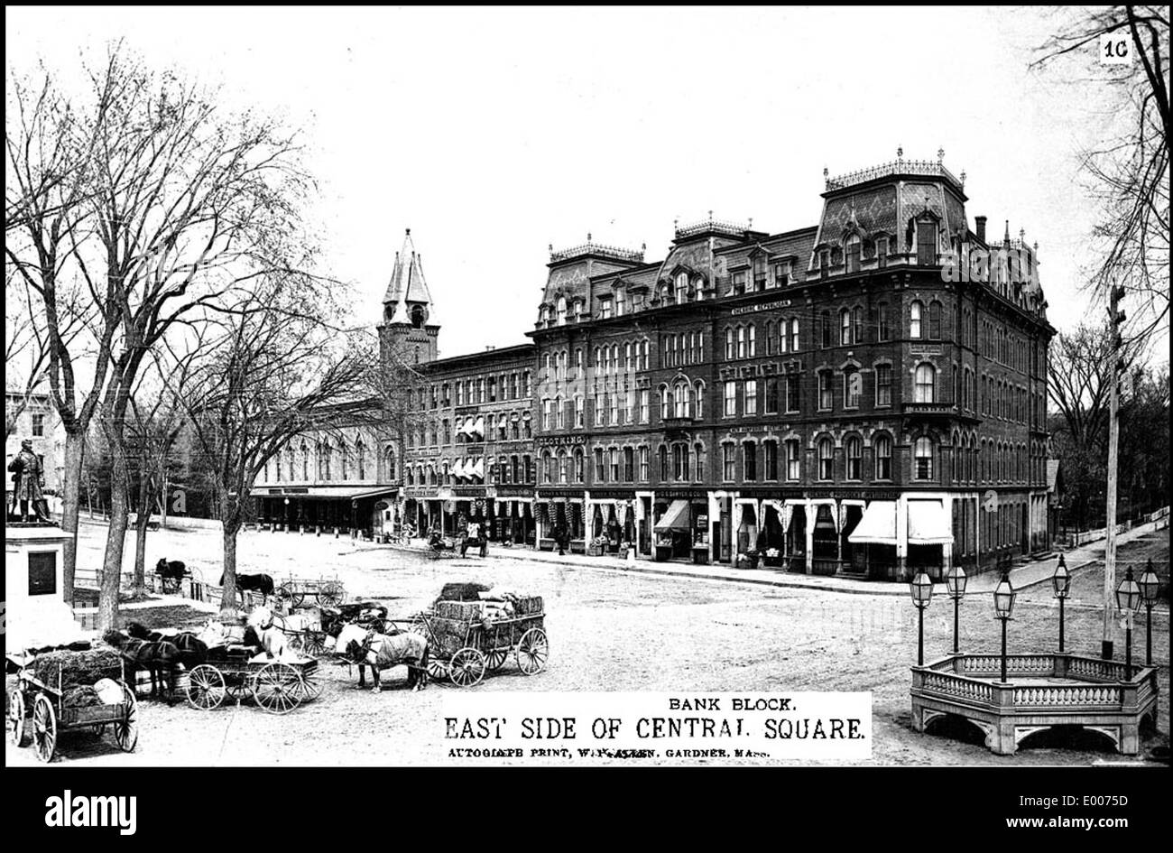 Il Bank Block, situato sul lato est di Central Square a Keene, New Hampshire, è un punto di riferimento architettonico della città. Costruito alla fine del XIX secolo, l'edificio serve come ricordo storico della crescita economica e dell'attività commerciale della città durante quel periodo. Foto Stock