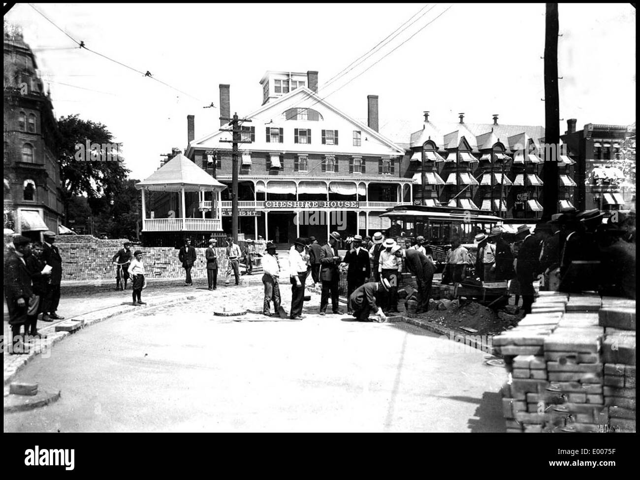 La pavimentazione di Central Square a Keene, New Hampshire, mostrata in questa immagine, illustra il processo di posa di mattoni in un centro storico americano. La fotografia evidenzia lo sviluppo e l'urbanizzazione in corso del quartiere centrale di Keene. Foto Stock