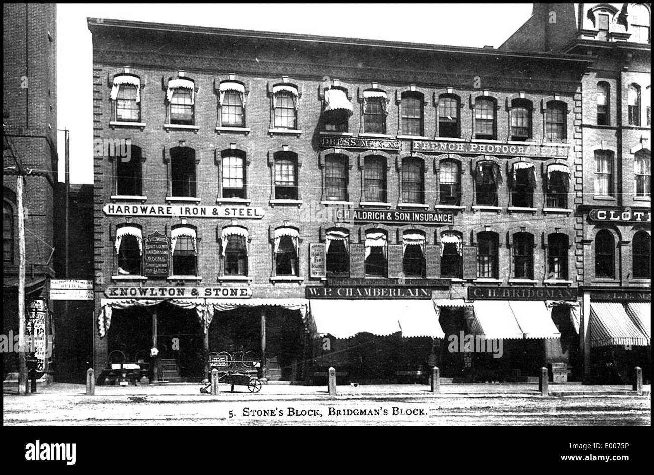 Stone's Block e Bridgman's Block sono edifici storici a Keene, New Hampshire. Questi edifici si trovano nel quartiere degli affari della città vicino a Central Square e riflettono l'architettura e la crescita economica dell'area durante il XIX secolo. Foto Stock