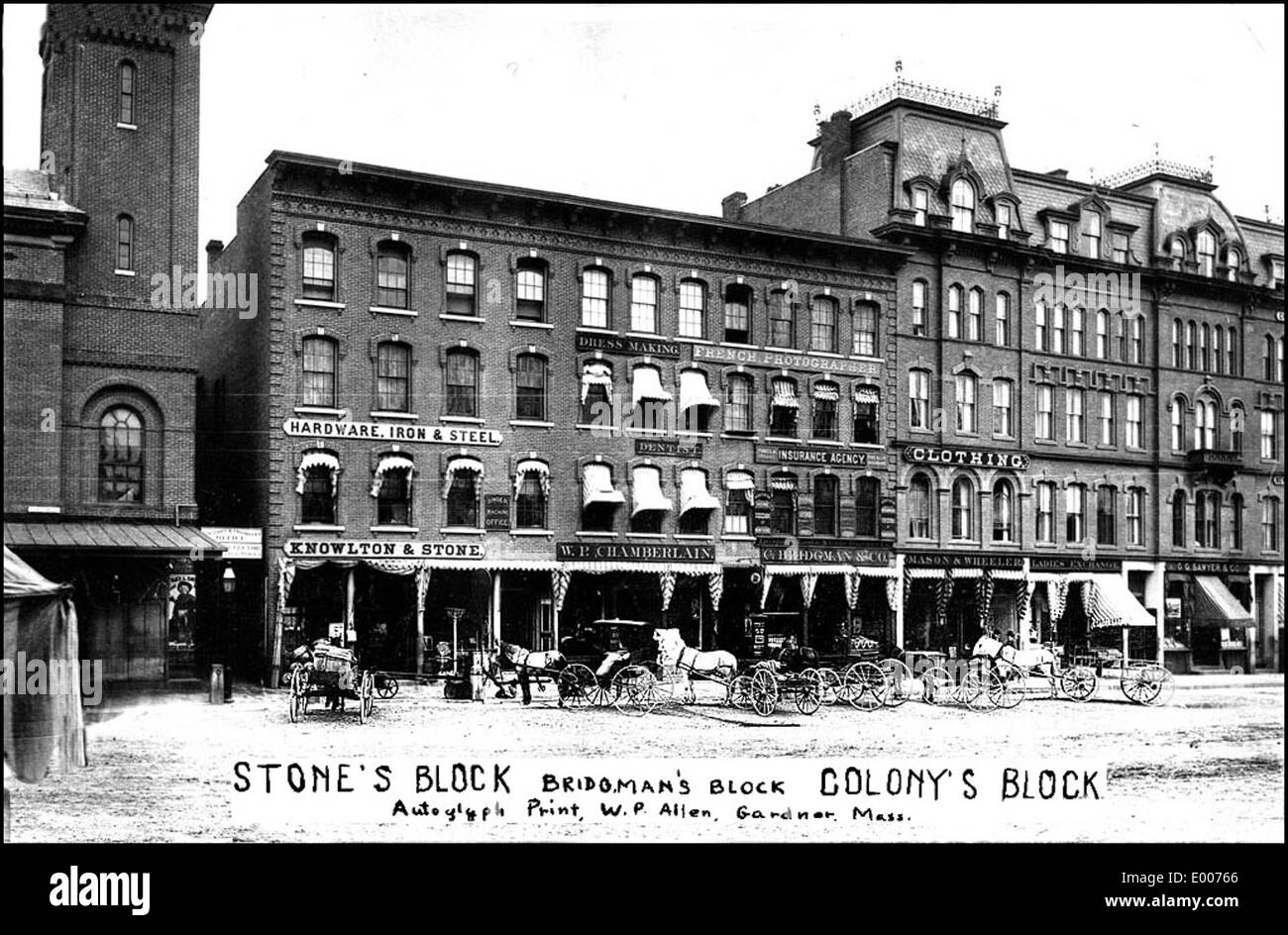 Questa fotografia mostra Stone's Block, Bridgman's Block e Colony's Block lungo il lato est di Central Square a Keene, NH, che mostra l'architettura storica e il quartiere degli affari della zona. Foto Stock