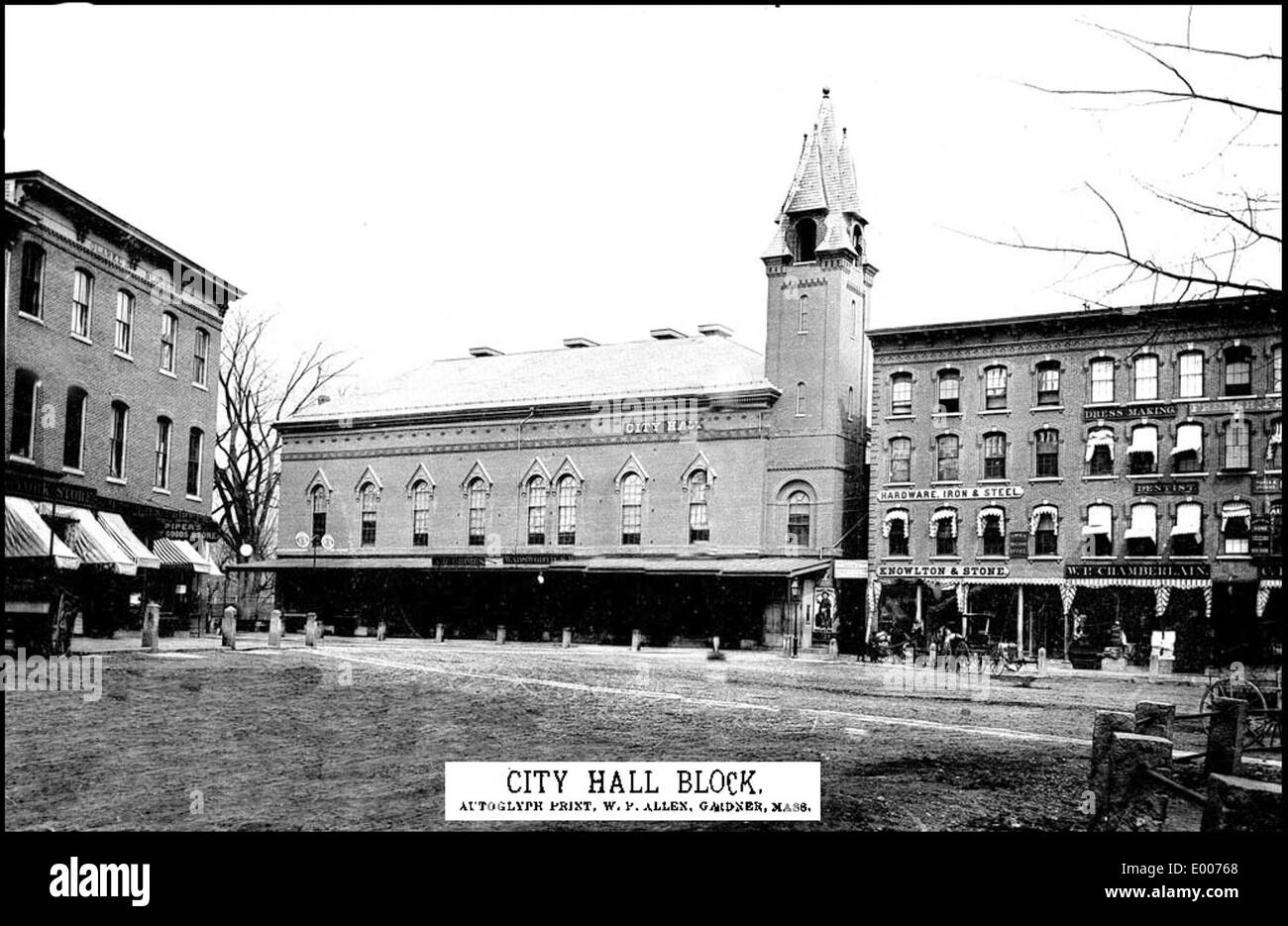 Il City Hall Block di Keene, New Hampshire, è un edificio storico situato nel cuore del quartiere centrale della città. Costruito nel XIX secolo, è un esempio importante di architettura civica americana. Foto Stock