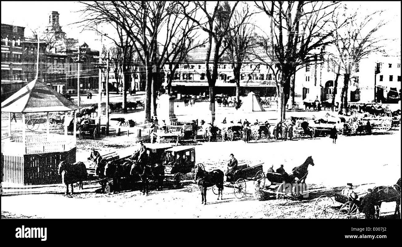 Central Square a Keene, New Hampshire, è un centro storico circondato da edifici importanti, aziende e un palco tradizionale. L'area è caratterizzata da un'architettura ben conservata ed è un punto di riferimento per il commercio locale e gli eventi della comunità. Foto Stock