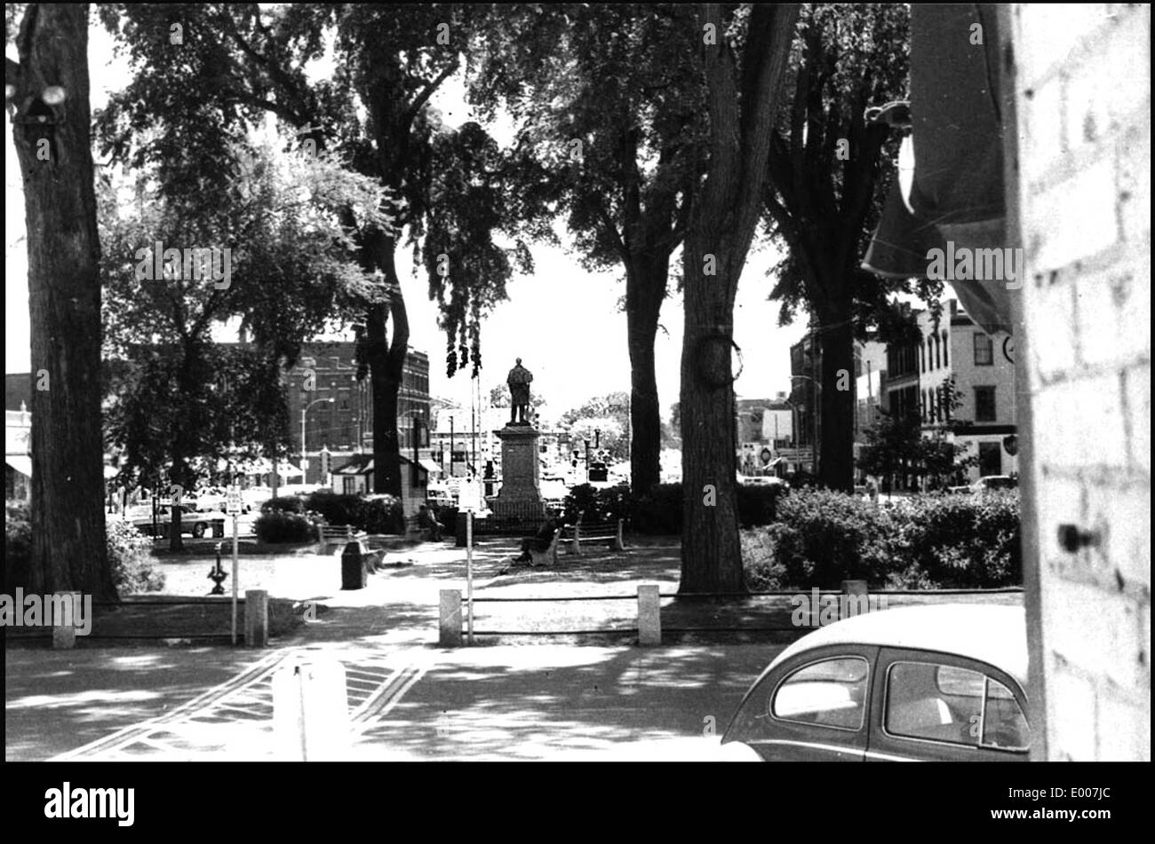 Una fotografia di Central Square a Keene, New Hampshire, che mostra gli edifici storici della zona, il Soldiers Monument e il vivace quartiere del centro. Questa immagine cattura l'essenza del centro della città di Keene. Foto Stock