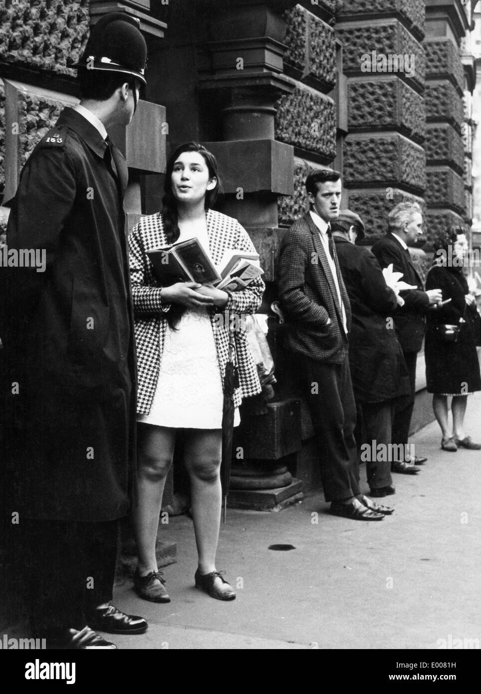 Una vivace conversazione in Londra 1967 Foto Stock