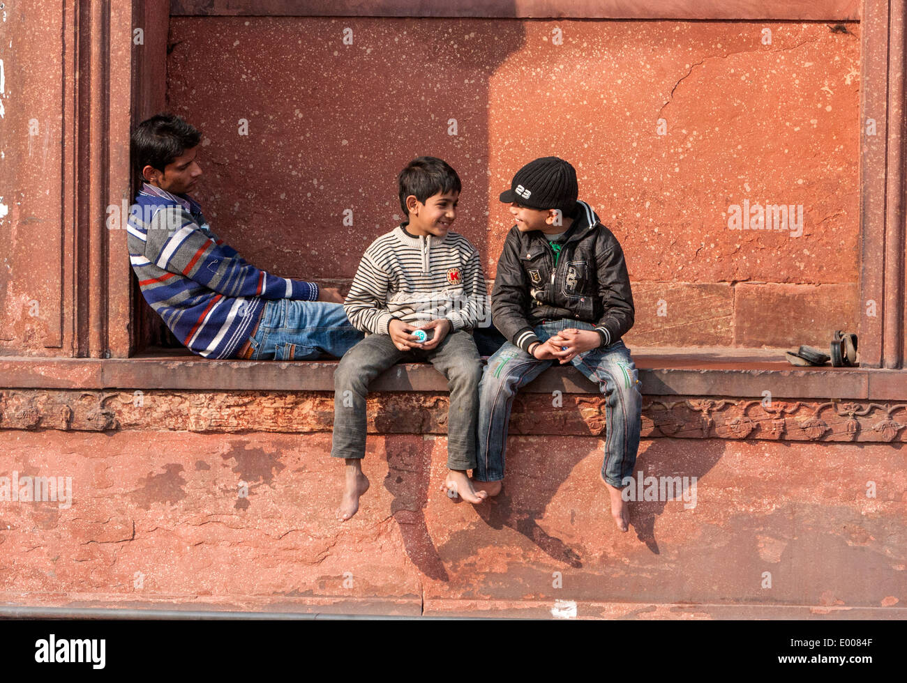 New Delhi, India. Ragazzi seduto alla Jama Masjid (Moschea del Venerdì). Foto Stock