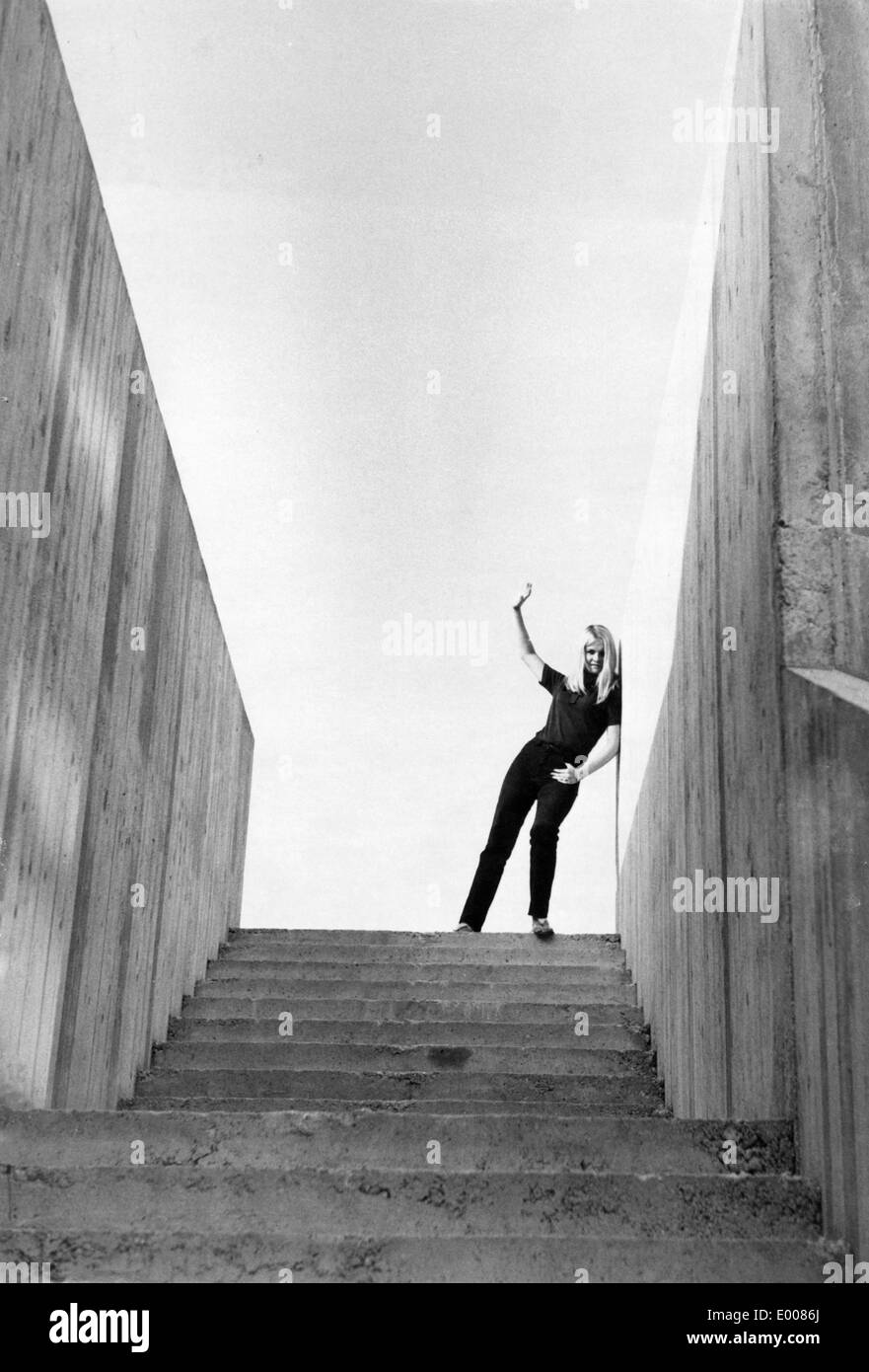 Donna di fronte a scale Foto Stock Donna di fronte a scale Foto Stock