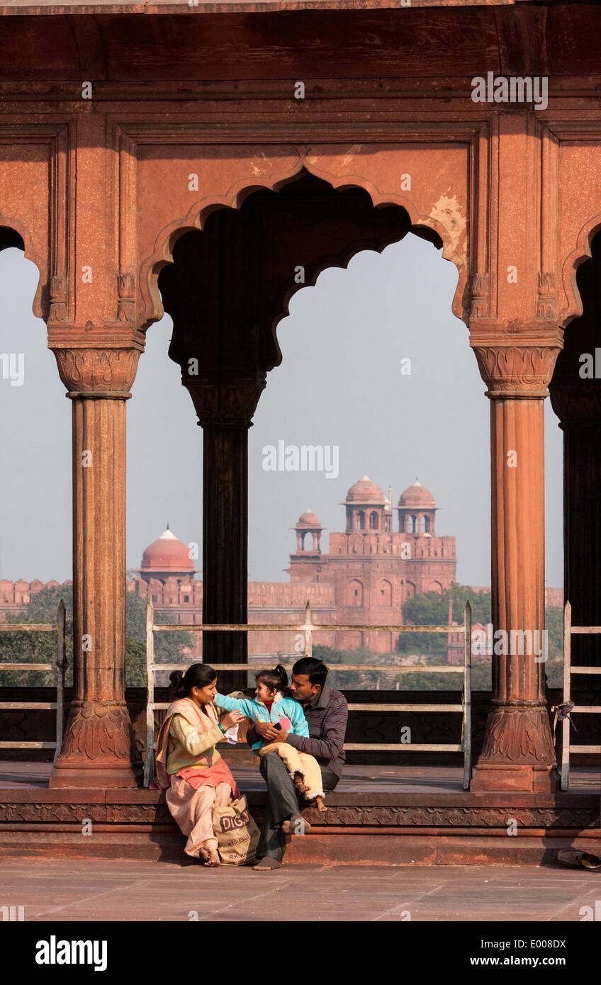 New Delhi, India. La famiglia musulmana presso la Jama Masjid (Moschea del Venerdì). Red Fort in background. Foto Stock