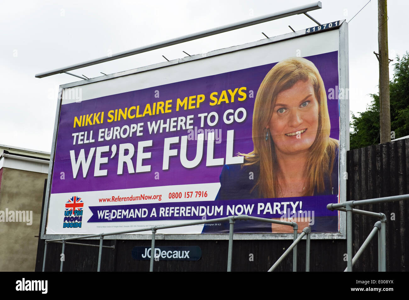 Hereford, Inghilterra, Regno Unito. Il 28 aprile 2014. 48 fogli cartellone pubblicitario per Nikki Sinclaire MEP del chiediamo un referendum ora partito, membro del Parlamento europeo per la West Midlands. 2014 sulle elezioni per il Parlamento europeo si svolgerà giovedì 22 maggio 2014. Foto Stock
